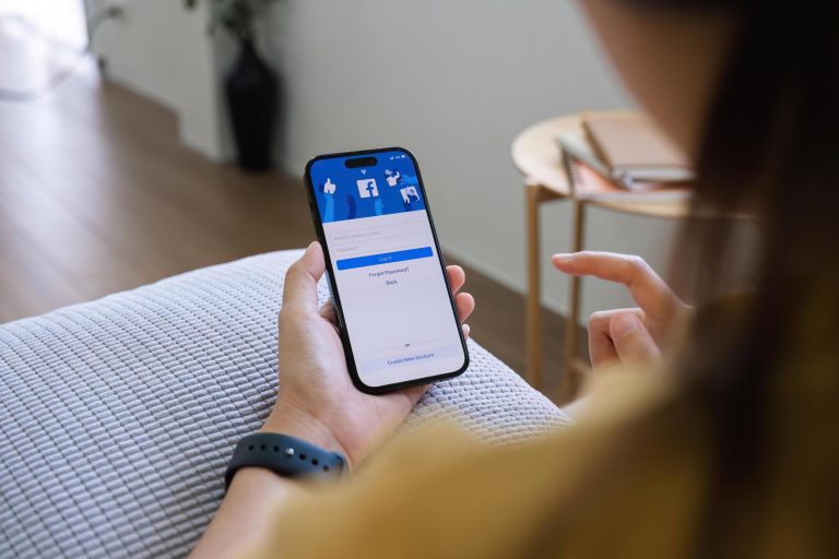 facebook-social-media-app-logo-on-log-in-sign-up-registration-page-on-mobile-app-screen-on-iphone-14-in-person-s-hand-working-on-e-commerce-shopping-business-free-photo