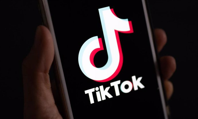 Ha letiltok valakit TikTok-on, látja azt, ha másnak írok a videóihoz?