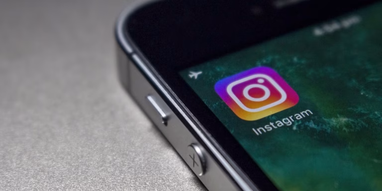 instagram-app-on-black-smartphone-home-screen