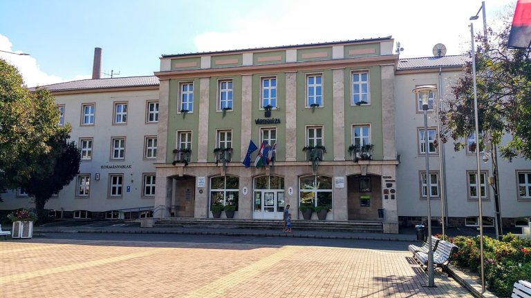1200px-Komló_városháza