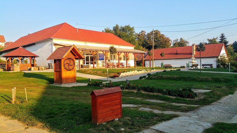 1200px-Nagykozár,_kultúrház
