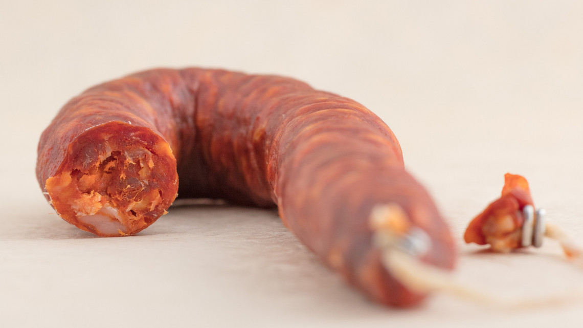 Mi történik, ha a házi kolbász héját véletlenül megettük? Tudd meg, hogy bajba kerülhetünk-e!