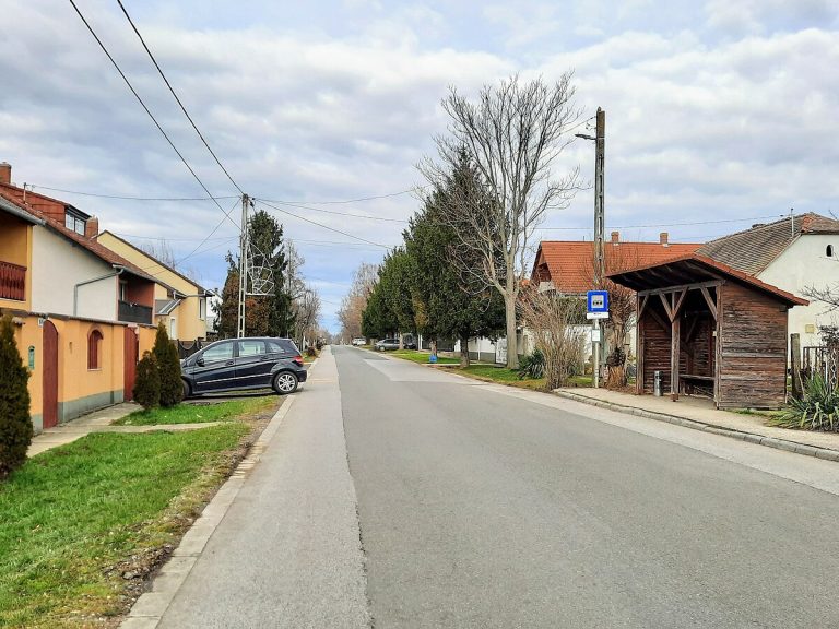 Birján,_Kossuth_Lajos_utcai_buszmegálló