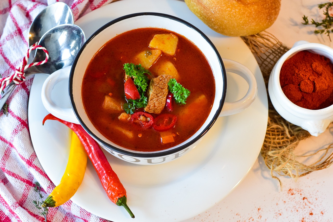 Hány kalóriát tartalmaz egy tányér gulyásleves? Kalóriaszámolás és tippek, hogy élvezhesd a gulyást anélkül, hogy aggódnod kellene a kalóriák miatt