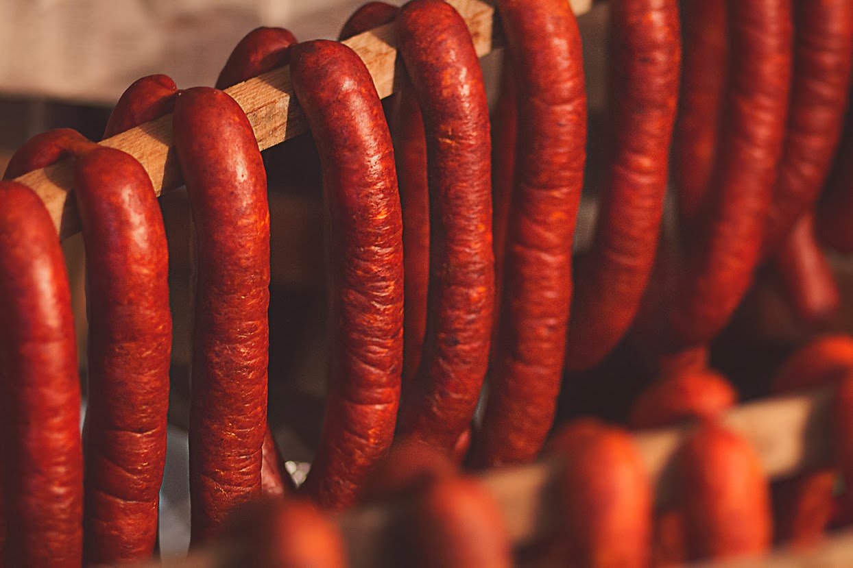 Hogyan válasszunk megfelelő húst házi kolbász készítéséhez? Tippek és trükkök a legjobb húsbeszerzéshez