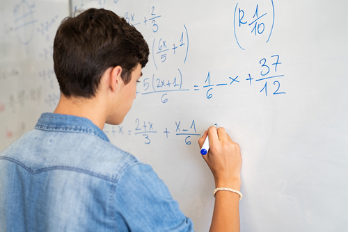 Hogyan számítsuk ki a sin²100° + cos²80° kifejezést? Trigonometrikus identitások használata lépésről lépésre
