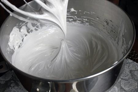 Miért nem sikerül a tojásfehérje habosítása? – A cukor szerepe és hibák, amiket érdemes elkerülni