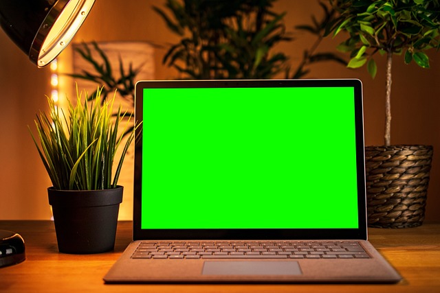 Hogyan állíthatod be a laptop képernyőjét szélesebb megjelenítésre? megoldások fekete csíkok ellen