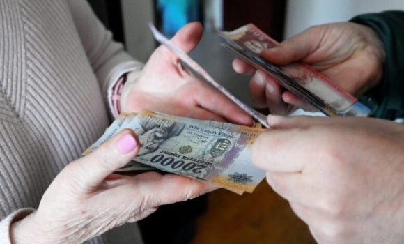 Dupla nyugdíjat kézbesítenek a postások februárban