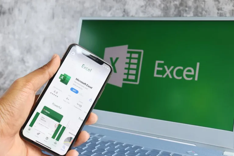 a-microsoft-excel-logoja-kezdokepernyoje-egy-okostelefonon-es-egy-laptopon