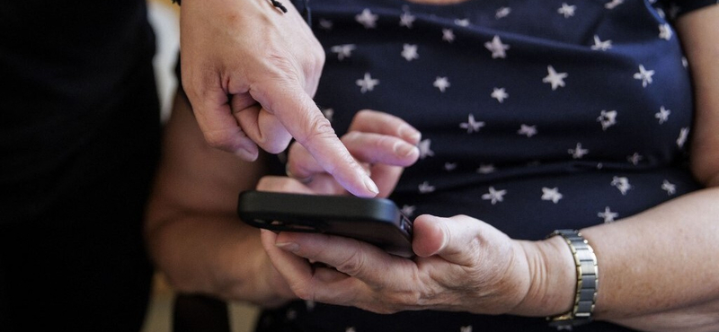 Okostelefon nélkül a digitális korban: Kihívások és növekvő lemaradás Magyarországon