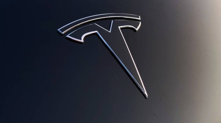 Hatalmas bírságot kapott a Tesla