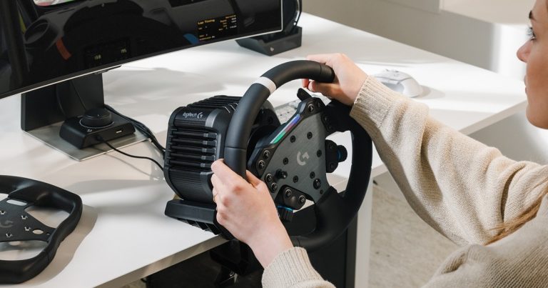 El sem hiszed majd! A Logitech RS50 kormány és pedál-szett a versenyzés élményét a FELLEGEKBE repíti!