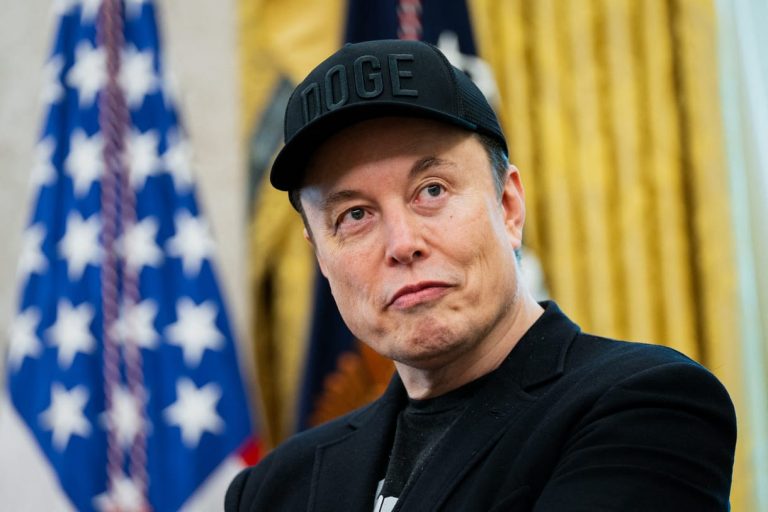 Elon Musk belecsap a lecsóba, és saját Wikipédiát indít! A neve? Grokipédia!